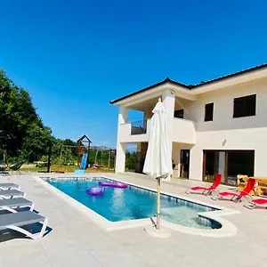 Villa Fluggi Near Labin, Santalezi